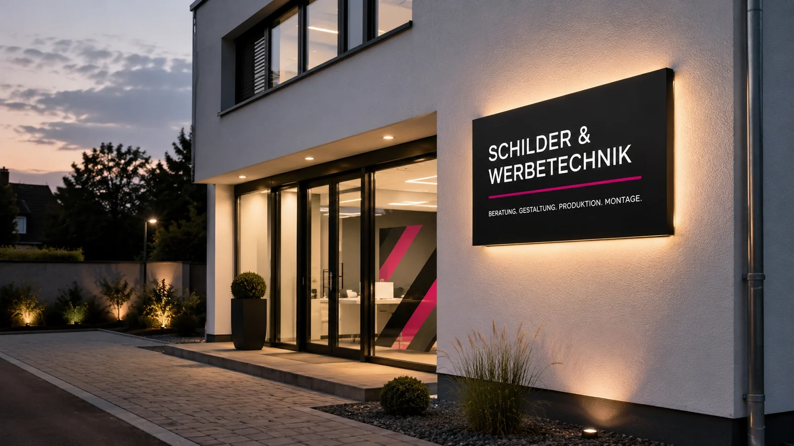 Beleuchtetes Firmenschild an einem modernen deutschen Gewerbegebäude